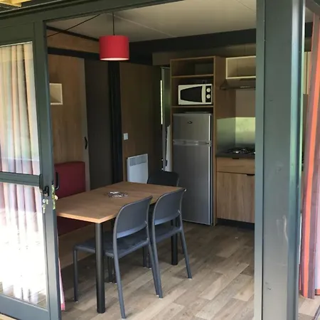 Confortable 5 Pers Avec Terrasse à - Api-1-52-1248 Parque de Campismo Vic-sur-Cère