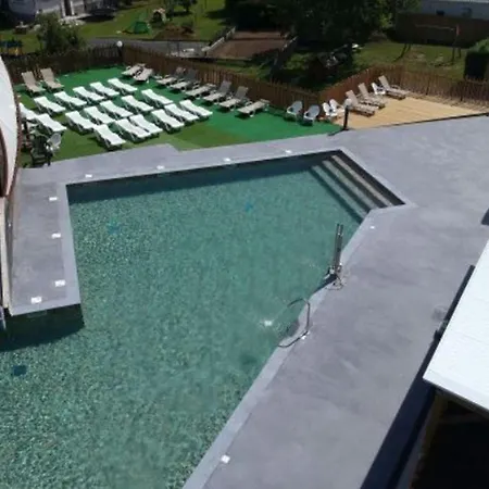 Confortable 5 Pers Avec Terrasse à - Api-1-52-1248 Parque de Campismo Vic-sur-Cère