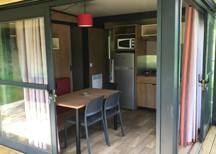 Confortable 5 Pers Avec Terrasse à - Api-1-52-1248 Parque de Campismo Vic-sur-Cère