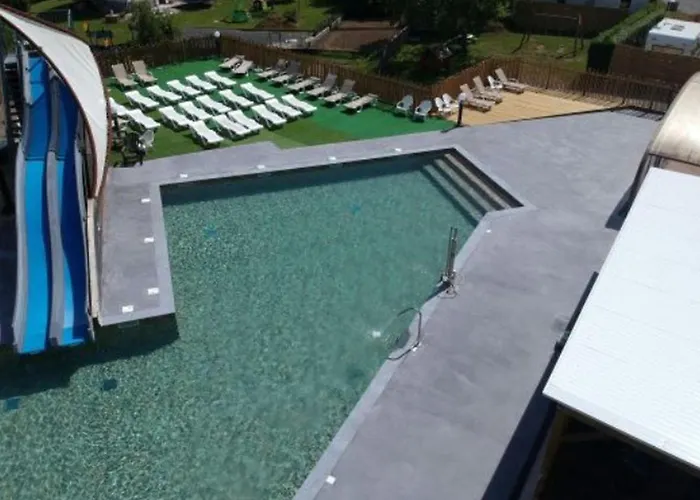 Confortable 5 Pers Avec Terrasse à - Api-1-52-1248 Camping Vic-sur-Cère